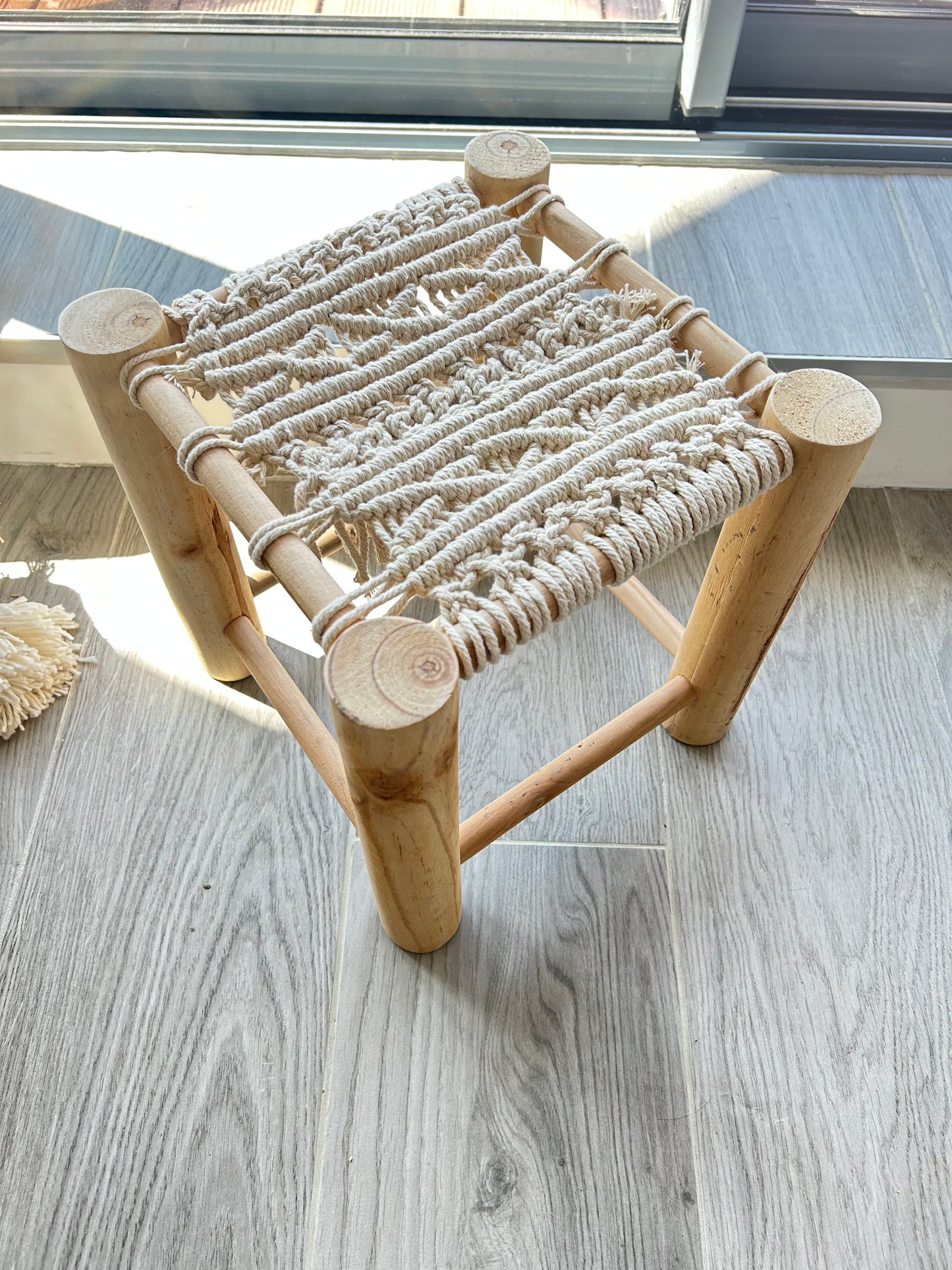 Tabouret en bois et macramé style bohème - Pogo